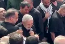 تلقین خواندن حاج منصور ارضی بر پیکر سرلشکر شهید حاجی‌زاده