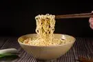 پشت پرده نودل‌ها؛ این غذای محبوب چه بلایی سر بدن می‌آورد؟