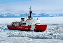 لحظه شکستن یخ‌های قطب جنوب توسط یخ‌شکن گارد ساحلی آمریکا 