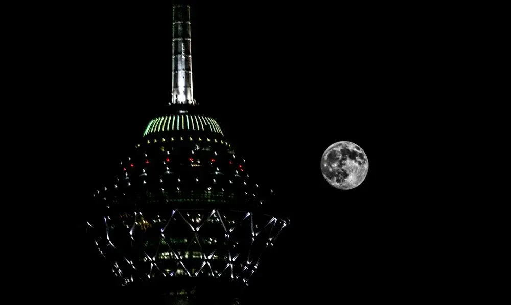 طلوع سومین اَبَرماه سال در آسمانی که آلاینده‌ها سایه افکنده‌اند