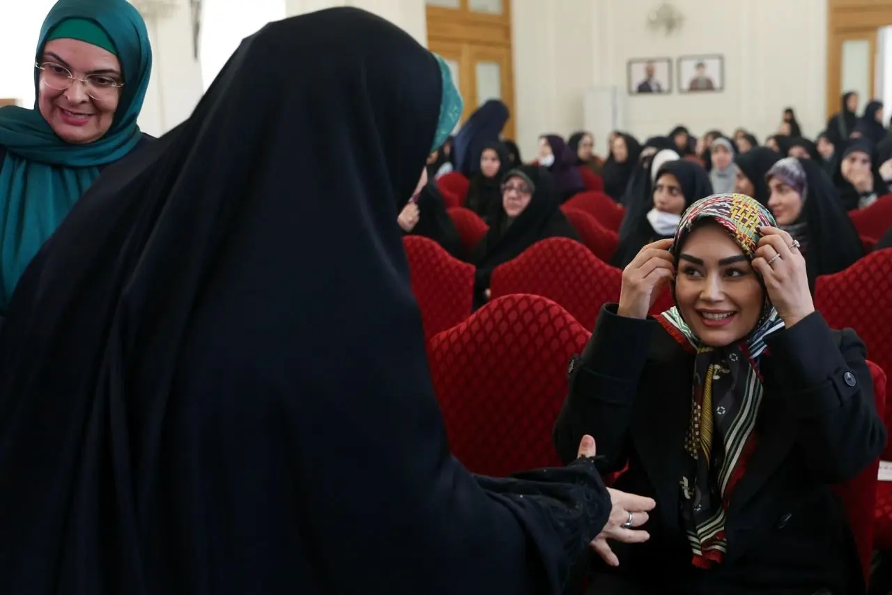 تصاویر؛ عراقچی و همسرش در مراسم میلاد حضرت زهرا(س)  