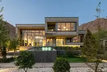 وقتی معماری با طبیعت یکی می‌شود؛ ویلایی متفاوت روی صخره