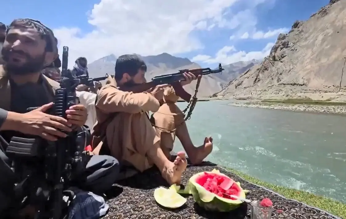 ژست وزیر دفاع پابرهنه طالبان هنگام تیراندازی