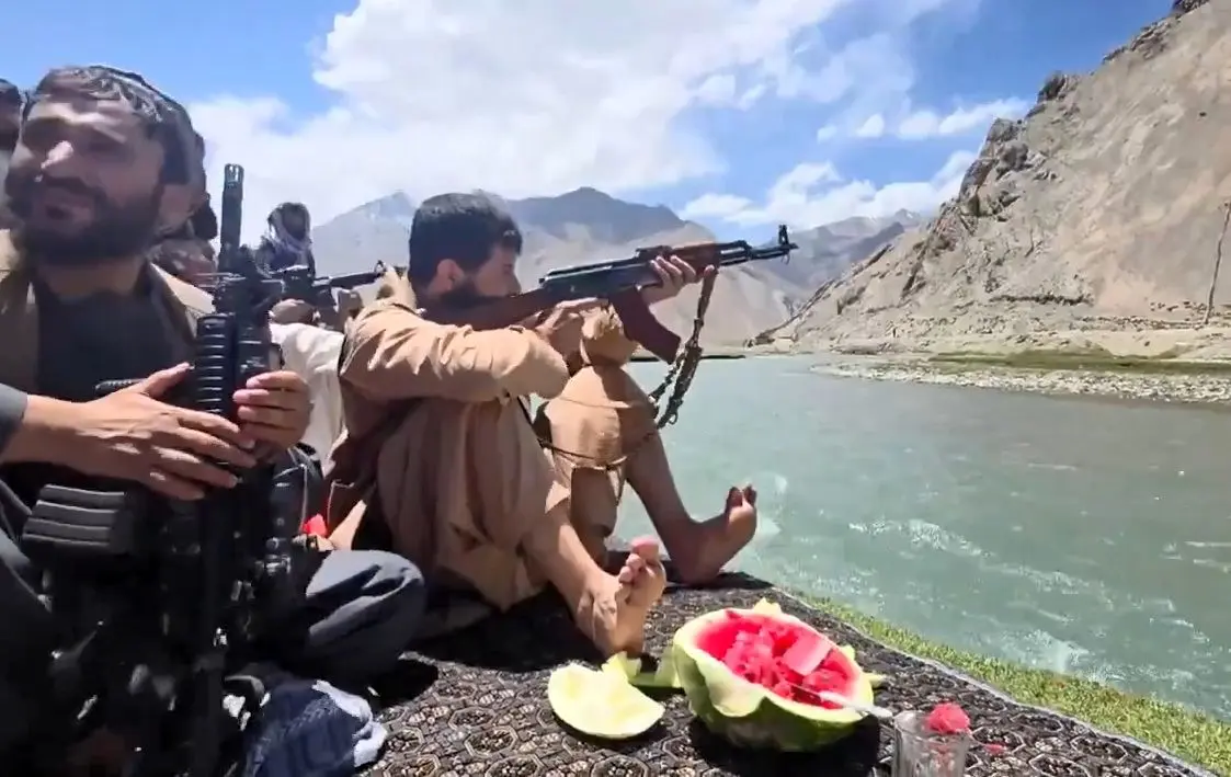ژست وزیر دفاع پابرهنه طالبان هنگام تیراندازی