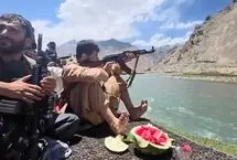 ژست وزیر دفاع پابرهنه طالبان هنگام تیراندازی