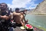 ژست وزیر دفاع پابرهنه طالبان هنگام تیراندازی