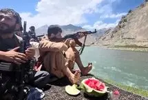 ژست وزیر دفاع پابرهنه طالبان هنگام تیراندازی