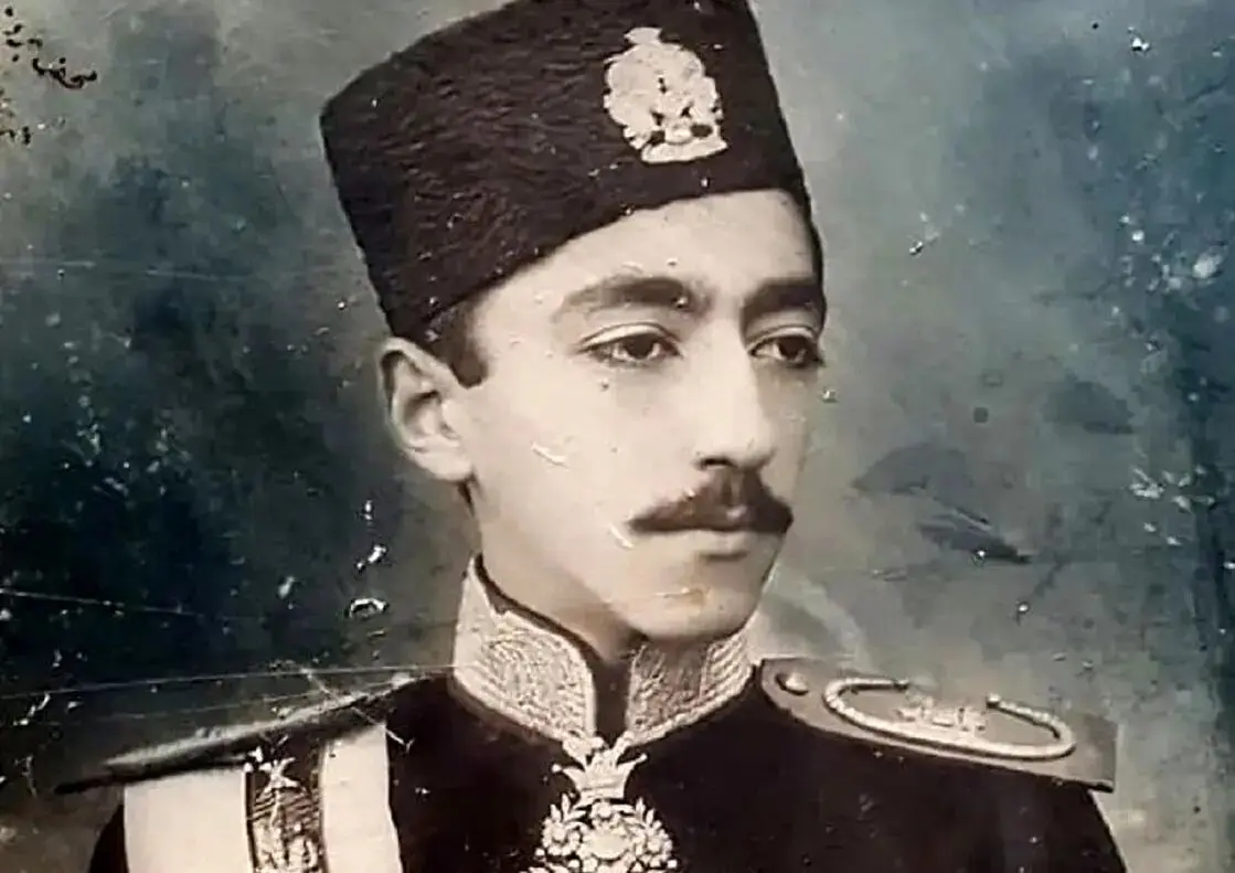 ژست «محمد حسن میرزا» آخرین ولیعهد قاجار با سیگار 