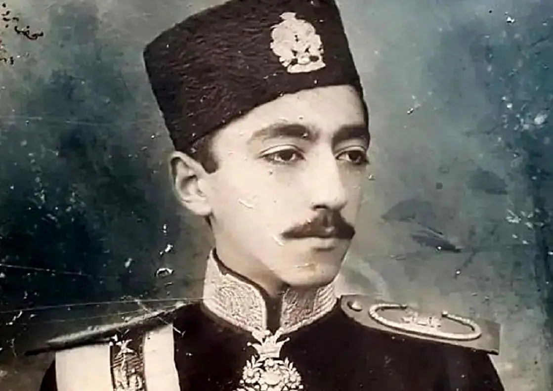 ژست «محمد حسن میرزا» آخرین ولیعهد قاجار با سیگار 