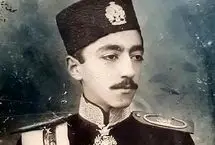 ژست «محمد حسن میرزا» آخرین ولیعهد قاجار با سیگار 