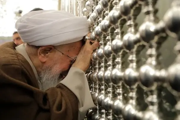 تصاویر؛ گریه‌های آیت‌الله جوادی آملی در حرم امامین کاظمین