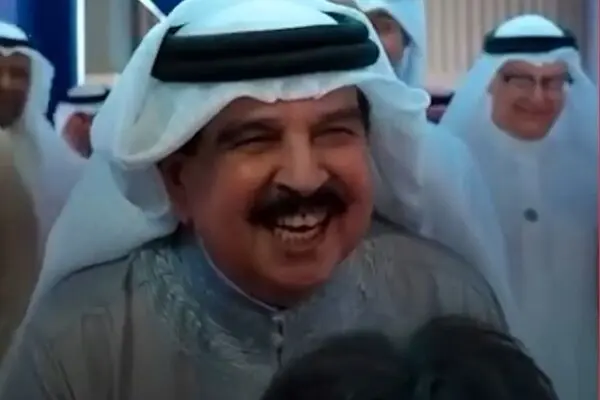 ضدحال بزرگ برای یک کودک هنگام عکس با پادشاه بحرین