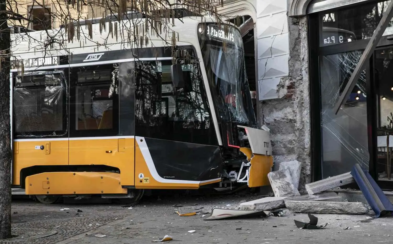 خروج مرگبار تراموا از ریل در میلان