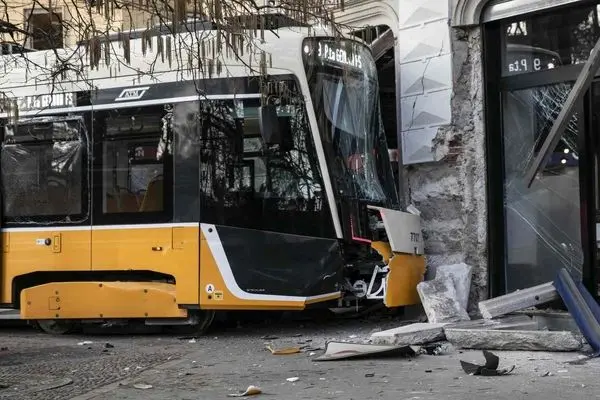 خروج مرگبار تراموا از ریل در میلان