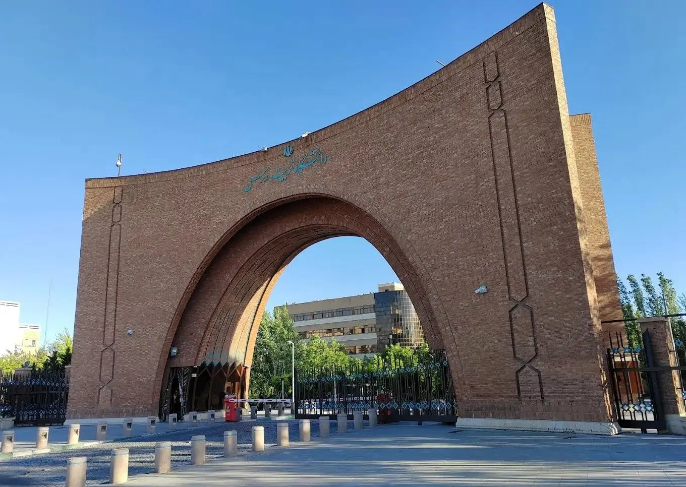 محمود صادقی: پزشکیان قرار بود پادگان را به دانشگاه تبدیل کند نه برعکس