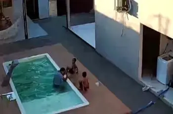 ببینید؛ نجات نفس‌گیر دو برادر پس از افتادن در استخر