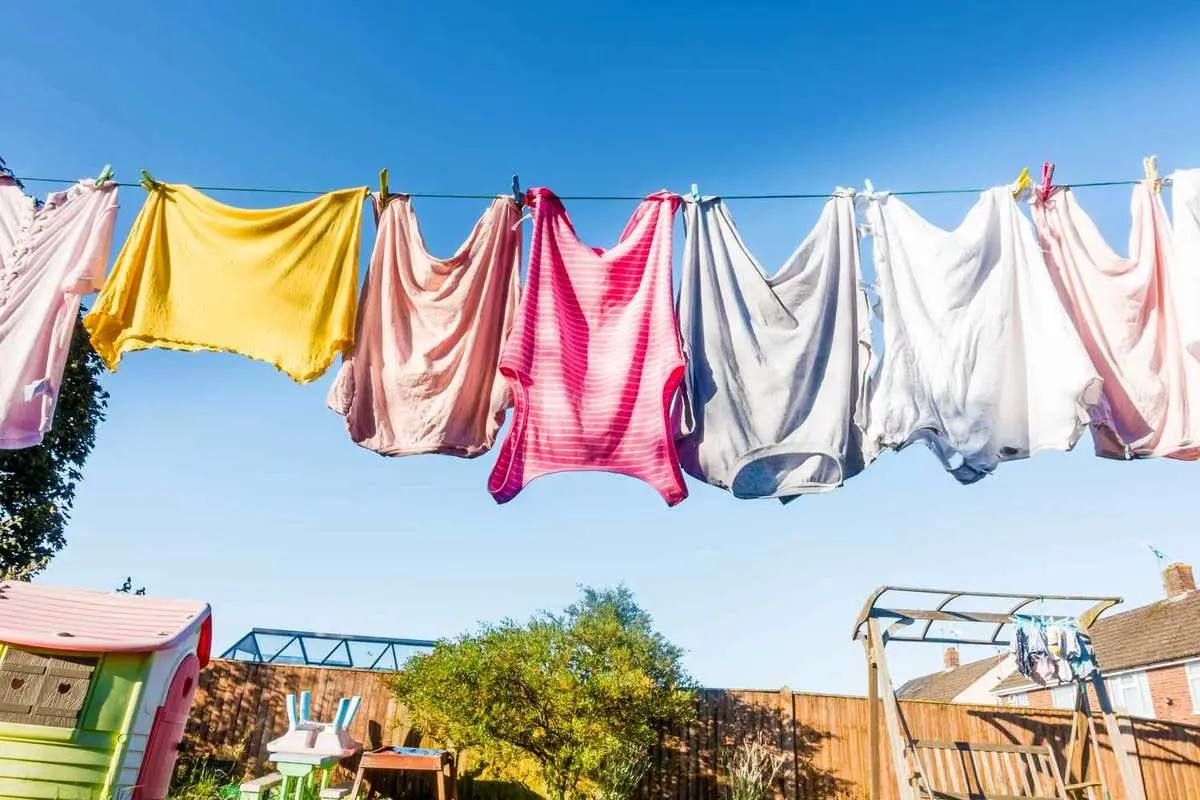 فوت وفن خانهداری؛ چگونه لباسها را درست روی بند پهن کنیم تا زودتر خشک شوند؟