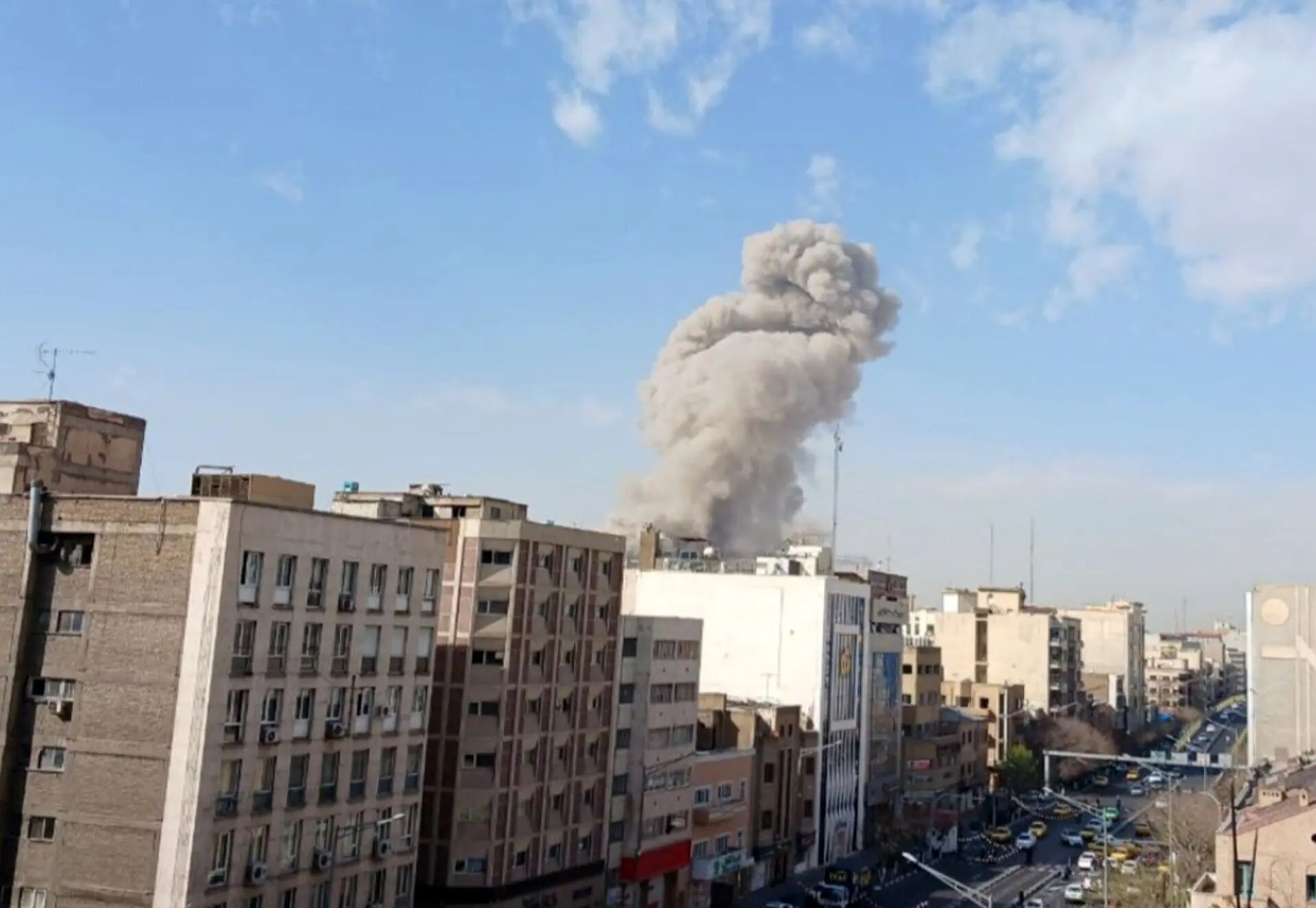  اصابت موشک به ساختمان مسکونی در خیابان جمهوری تهران