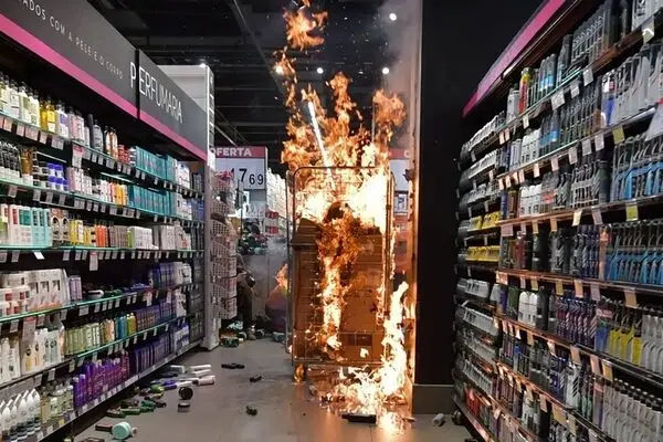 آتش‌زدن فروشگاه توسط دو فرد نقاب‌دار