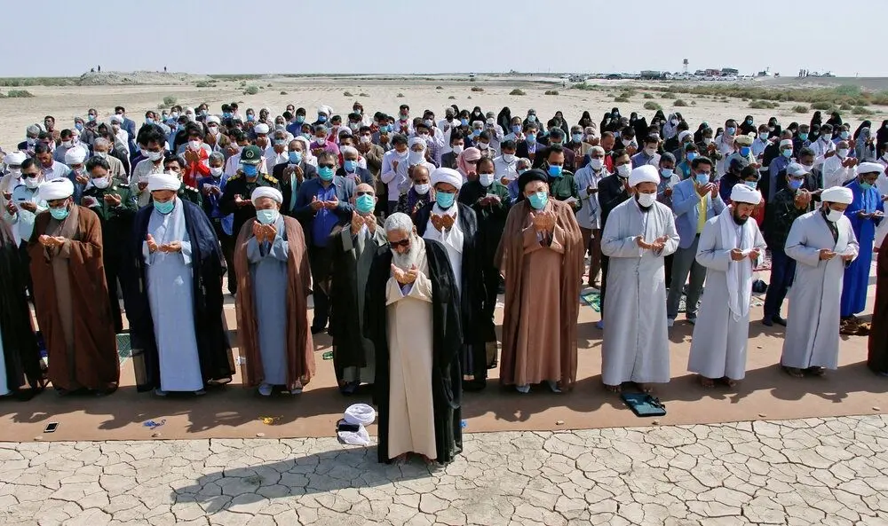 برگزاری نماز طلب باران در بستر خشکیده دریاچه هامون
