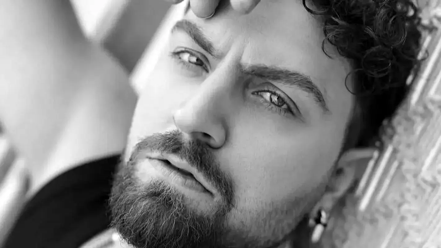 رپ خوانی امیرحسین فتحی با شایع در اتاق گریم