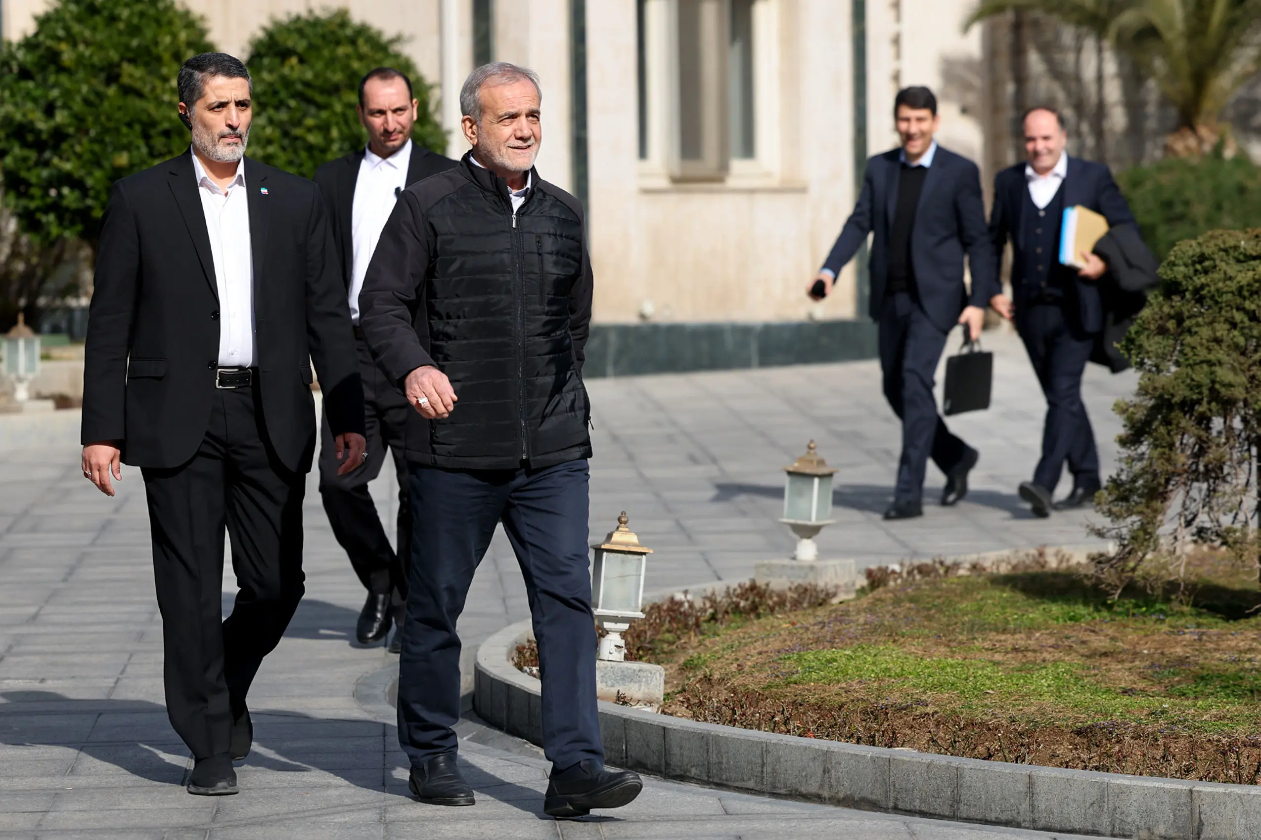 پوست خربزه زیر پای دولت چهاردهم؛ پروژه چند لایه مخالفان در پوشش حمله به برخی بانک‌ها

