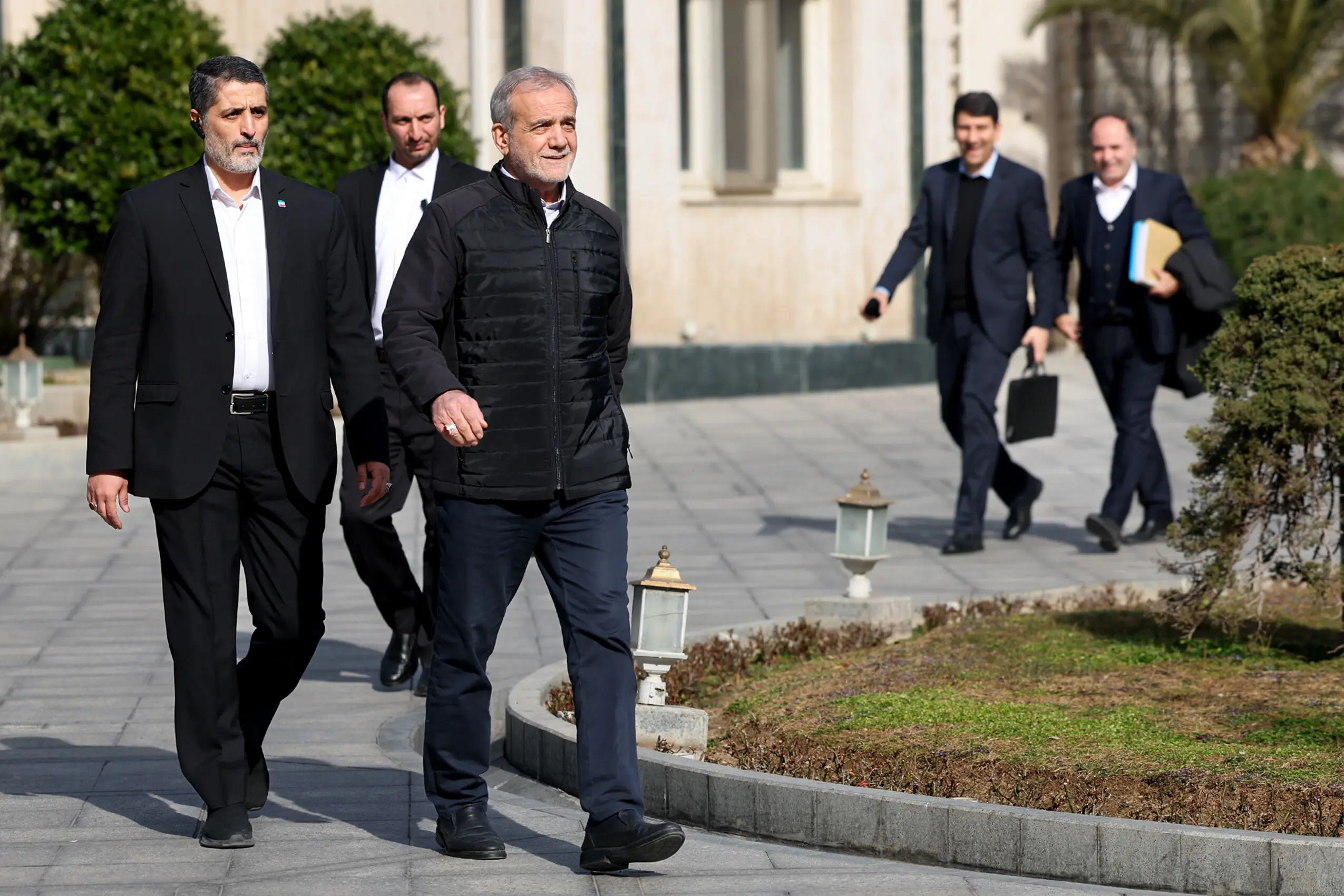 پوست خربزه زیر پای دولت چهاردهم؛ پروژه چند لایه مخالفان در پوشش حمله به برخی بانک‌ها

