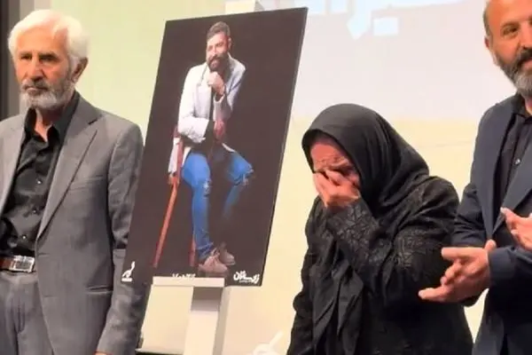 رونمایی از عکس دیده نشده حمید هیراد با حضور پدر و مادرش
