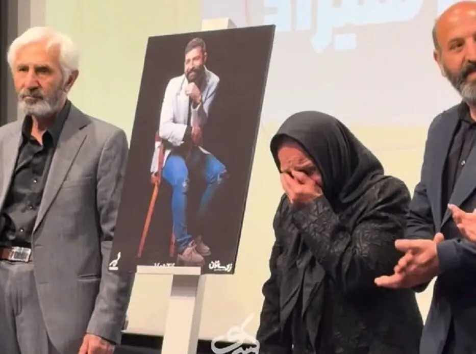 رونمایی از عکس دیده نشده حمید هیراد با حضور پدر و مادرش