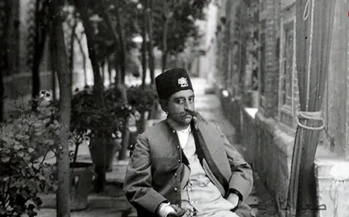  لحظه امضای فرمان مشروطیت توسط «مظفرالدین شاه»؛ سال 1285 