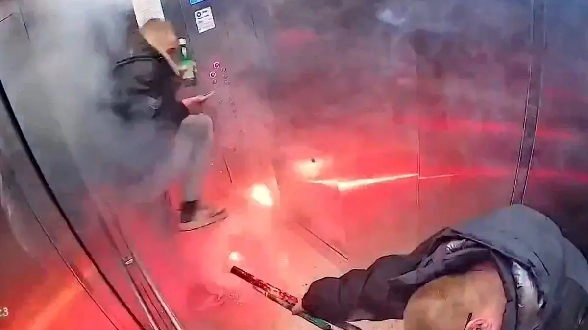 آتش‌بازی خطرناک در آسانسور