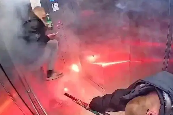 آتش‌بازی خطرناک در آسانسور