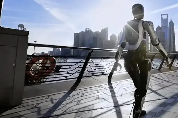 رکوردشکنی ربات انسان‌نمای چینی با پیمودن ۱۰۰ کیلومتر در سه روز  