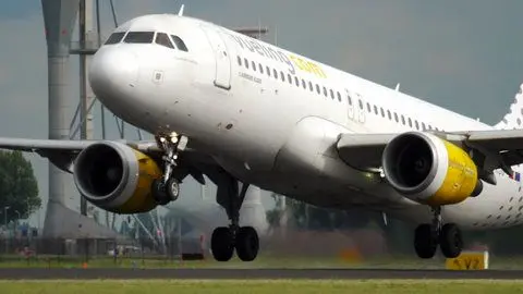 جوانی با بالا رفتن از بدنه هواپیمای ایرباس پرواز را به تأخیر انداخت