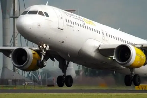 جوانی با بالا رفتن از بدنه هواپیمای ایرباس پرواز را به تأخیر انداخت