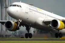 جوانی با بالا رفتن از بدنه هواپیمای ایرباس پرواز را به تأخیر انداخت