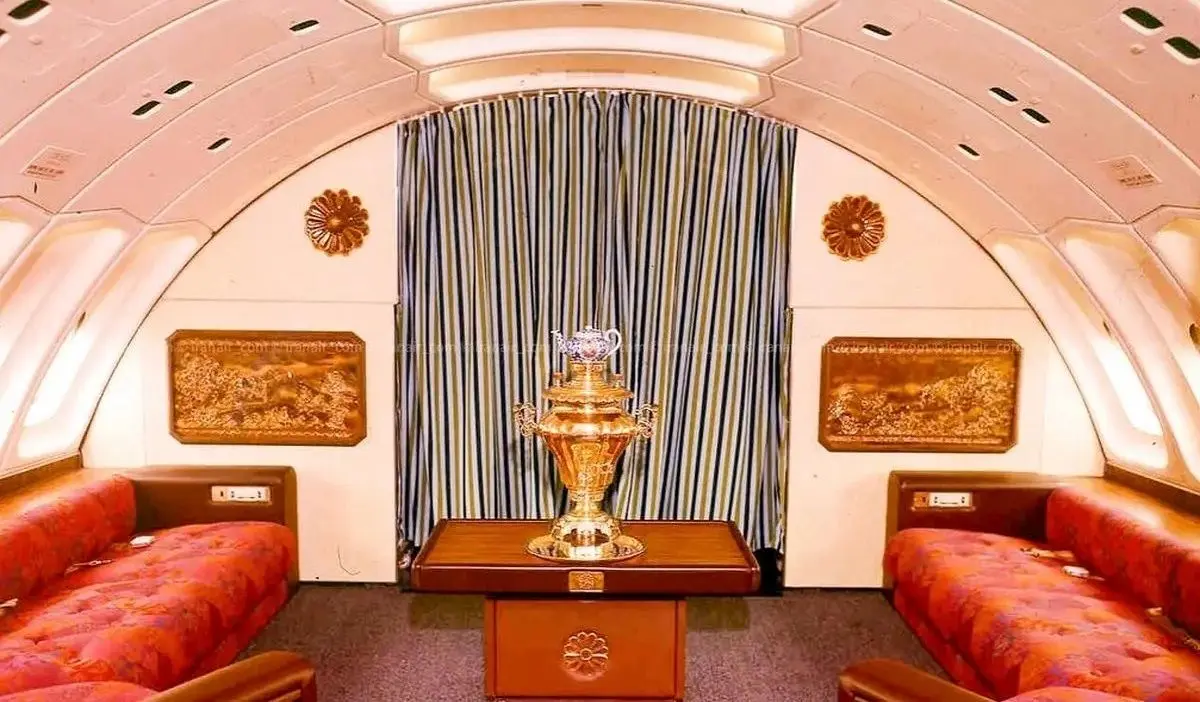 فرح پهلوی در اولین بویینگ ۷۴۷ اس پی سال ۱۳۵۵ 