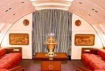 فرح پهلوی در اولین بویینگ ۷۴۷ اس پی سال ۱۳۵۵ 