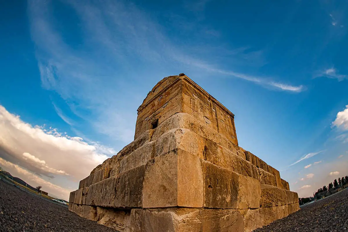 چرا آرامگاه کوروش را مقبره مادر سلیمان میخواندند؟