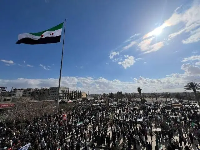 پرچم سوریه در رقه برافراشته شد