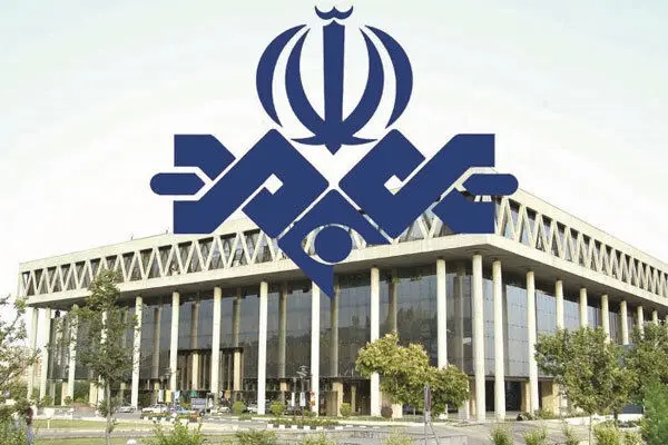 رفتارهای عجیب مجری صداوسیما در آنتن زنده؛ از پرت کردن خودکار تا اظهارات بی‌معنی