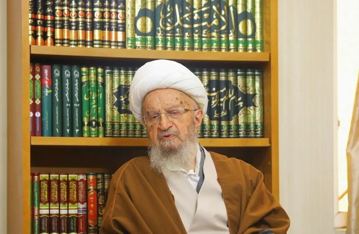 مکارم شیرازی: عربستان مسائل جنگ را به حج گره نزند