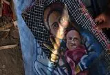 تصاویر؛ نقاش فلسطینی برای تأمین غذا، آثار خود را سوزاند