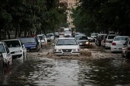 سیلاب در کرج خودروها را با خود برد