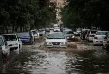 سیلاب در کرج خودروها را با خود برد