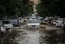 سیلاب در کرج خودروها را با خود برد