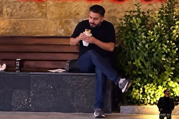فلافل‌خوری وزیر فرهنگ سوریه در خیابان‌های امان