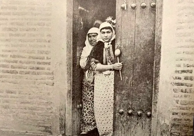 خانم باشی با لباس چینی؛ شباهت عجیب او به جیران محبوب شاه!