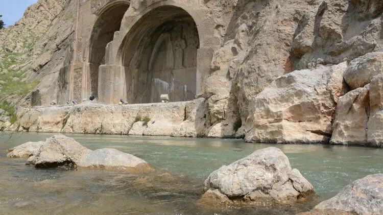 چشمه طاق‌بستان جوشید