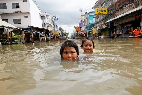 پناه بردن تایلندی‌های سیل زده به پشت‌بام‌ها خانه‌ها